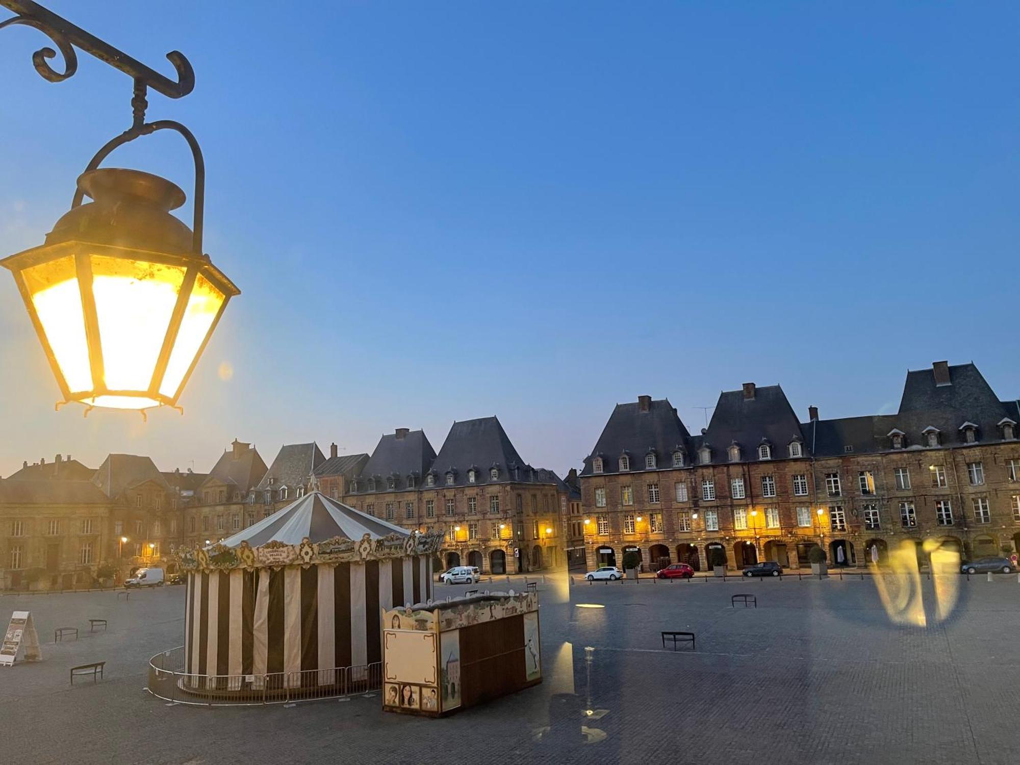 Suites Mana- Studio Art Ducal Avec Terrasse Sur L'Arriere De La Place Ducale Parking Inclus Charleville-Mézières Kültér fotó